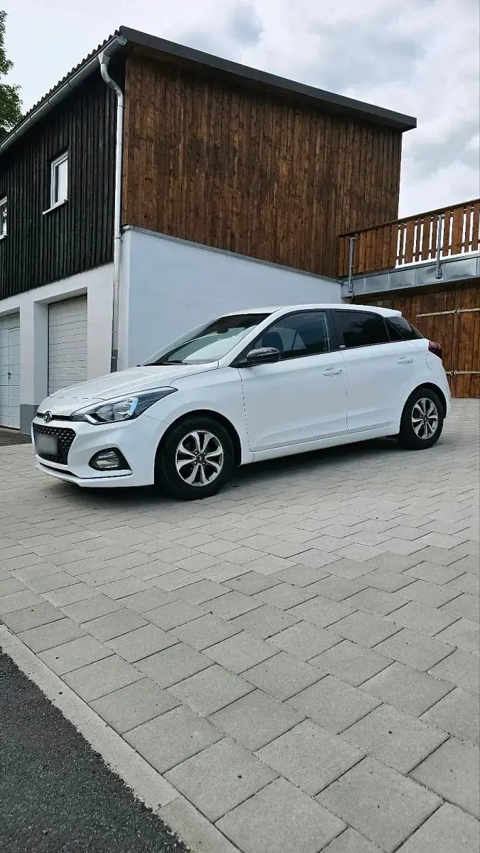 Gebraucht Hyundai i20 Advantage 87 PS (63 kW) 2020 Weiß Kleinwagen