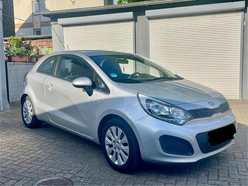 Silber Gebraucht 2014 Kia Rio Kleinwagen | 2.799 € (Superpreis) - Bild 1/4