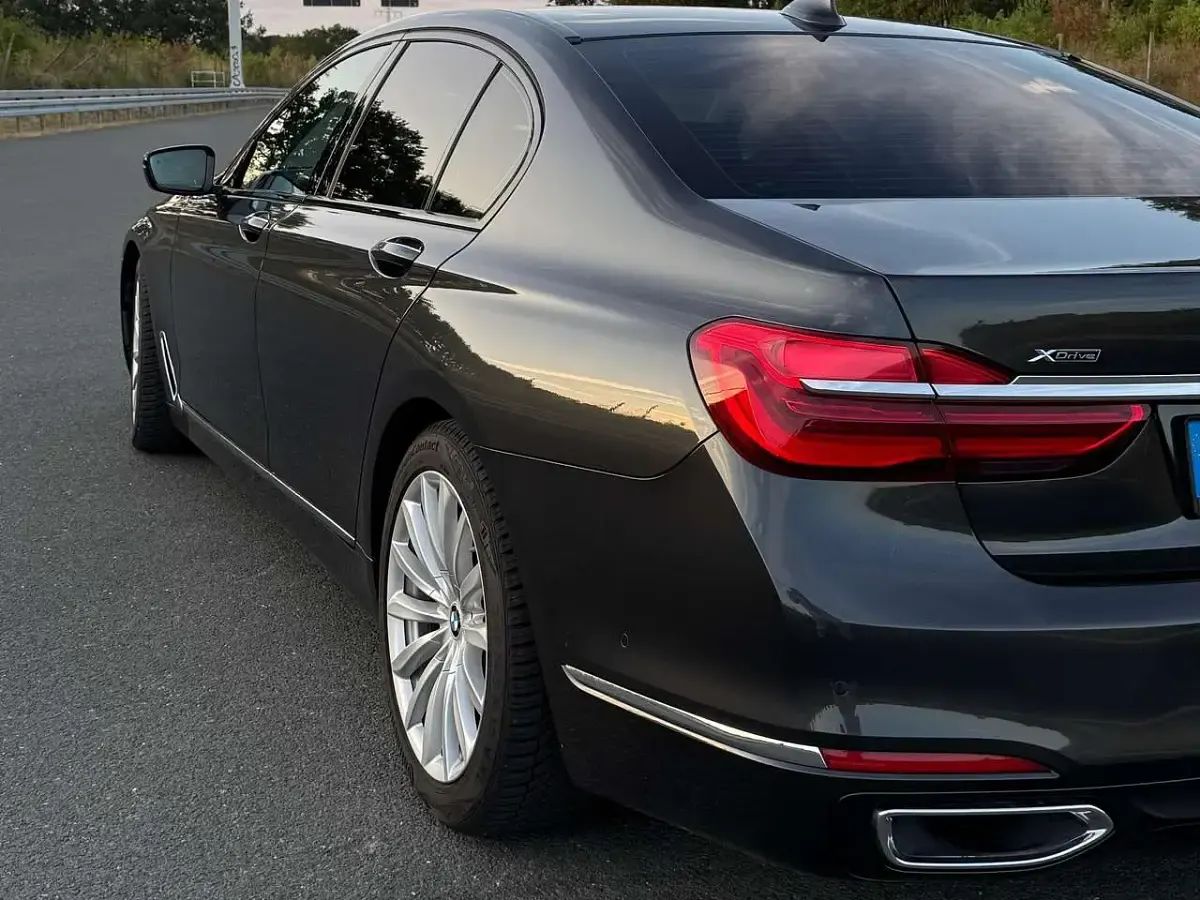 Gebraucht BMW 740 320 PS (235 kW) 2019 Grau Limousine