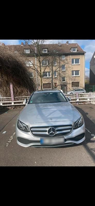 Gebraucht Mercedes E220 Avantgarde 194 PS (142 kW) 2016 Silber Limousine