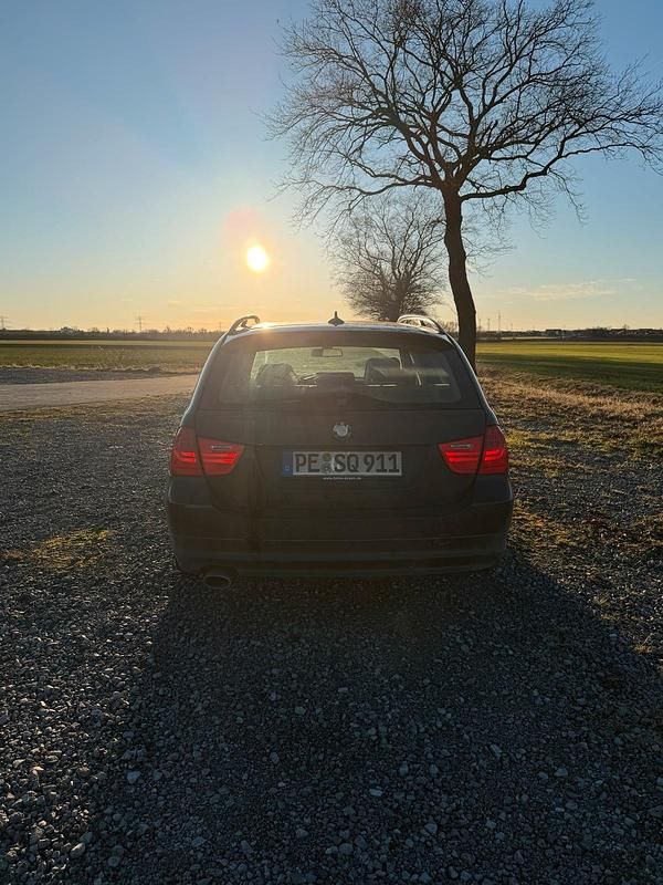 Gebraucht BMW 320 177 PS (130 kW) 2009 Schwarz Kombi