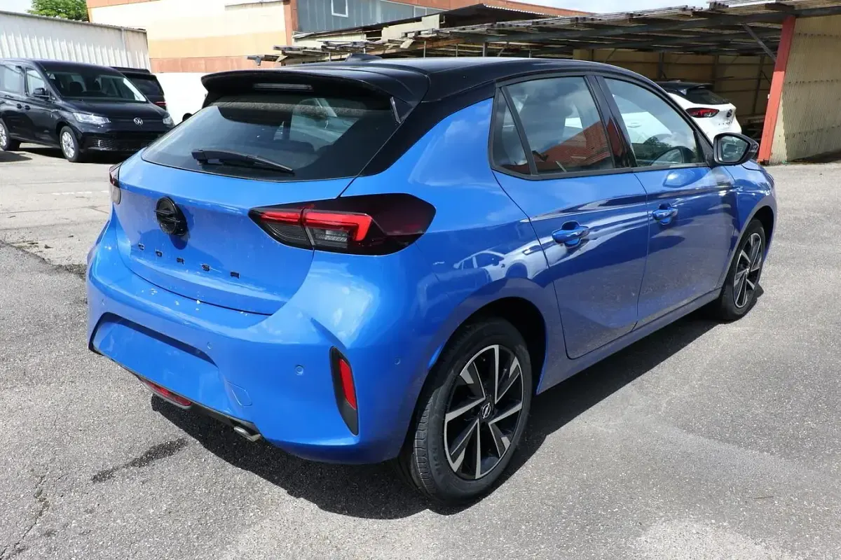 Neu Opel Corsa 101 PS (74 kW) 2025 Voltaik blue metallic / dach: sc Kleinwagen