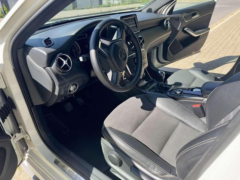 Weiß Gebraucht 2013 Mercedes A180 Sport Kleinwagen | 11.950 € (Teuer) - Bild 1/4