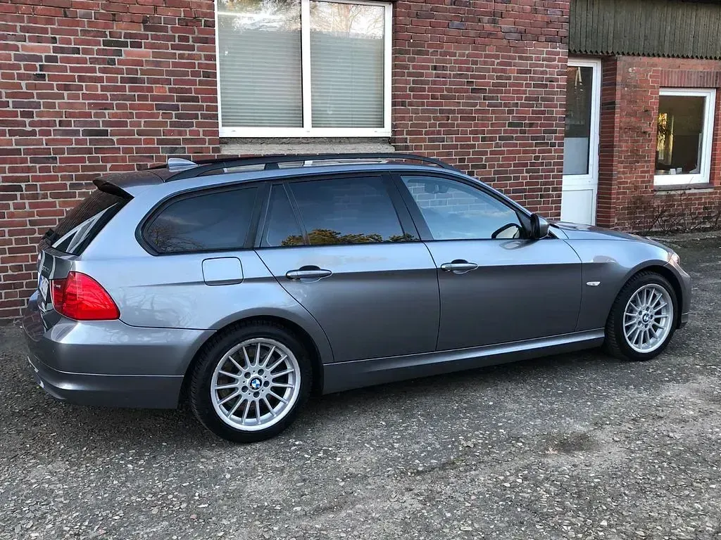 Gebraucht BMW 330 Sport Line 245 PS (180 kW) 2011 Grau Kombi