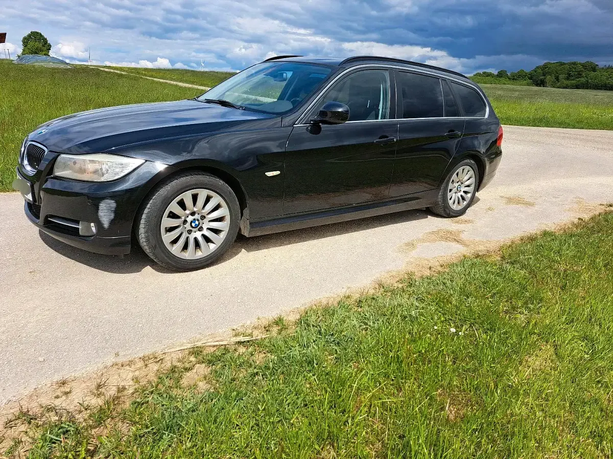 Gebraucht BMW 320 184 PS (135 kW) 2012 Schwarz Kombi