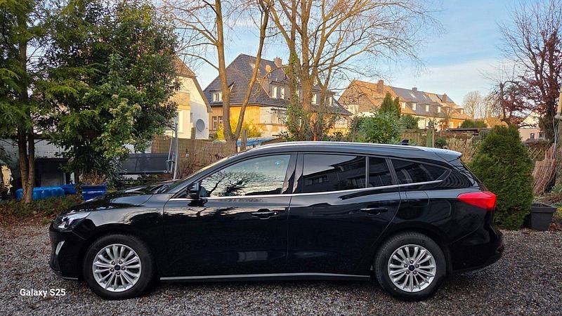 Gebraucht Ford Focus Titanium 125 PS (91 kW) 2020 Schwarz Kombi