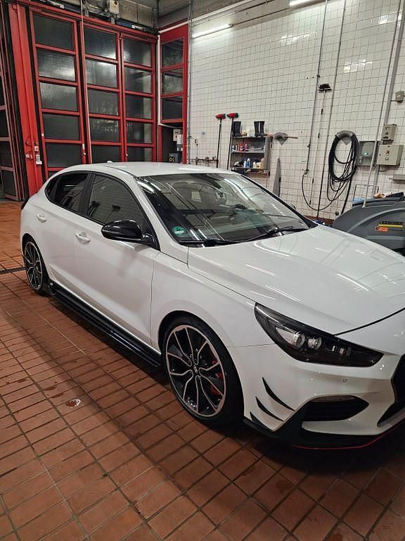 Weiß Gebraucht 2020 Hyundai i30 N Performance Limousine | 25.500 € (Fairer Preis) - Bild 1/4