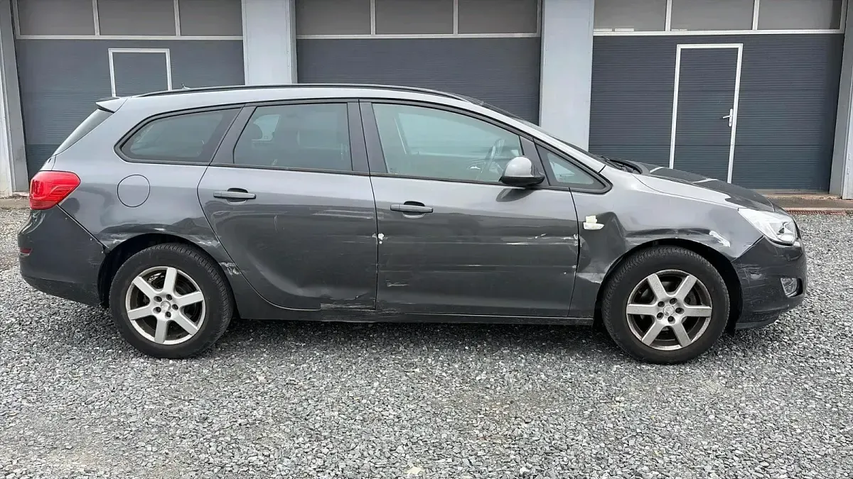 Gebraucht Opel Astra 140 PS (102 kW) 2013 Grau Kombi