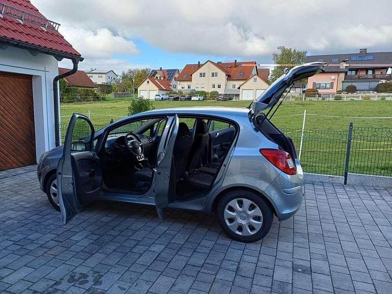 Silber Gebraucht 2013 Opel Corsa Color Edition Limousine | 3.600 € (Fairer Preis) - Bild 1/4