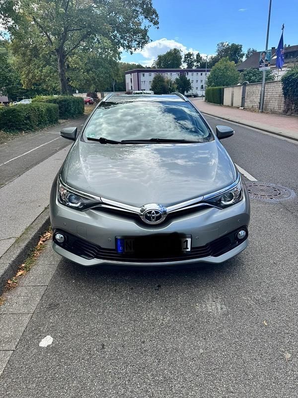 Grau Gebraucht 2016 Toyota Auris Limousine | 9.500 € (Fairer Preis) - Bild 1/4