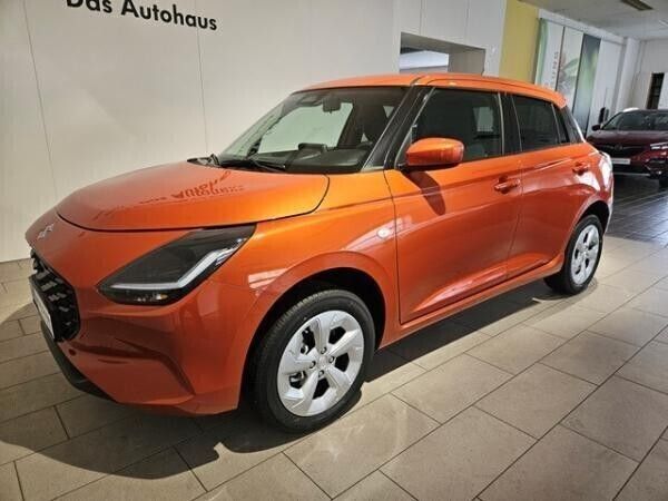 Orange (flame orange pearl metallic) Neu 2025 Suzuki Swift Comfort Kleinwagen | 20.950 € - Bild 1/4