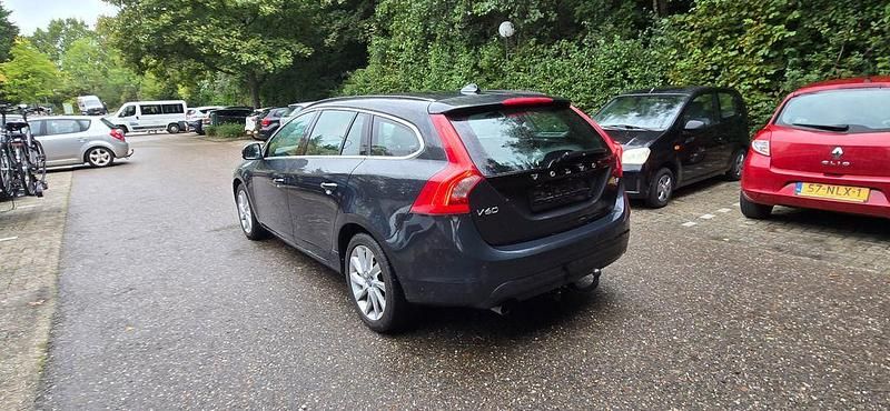 Grau Gebraucht 2015 Volvo V60 Summum Kombi | 8.990 € (Guter Preis) - Bild 1/4