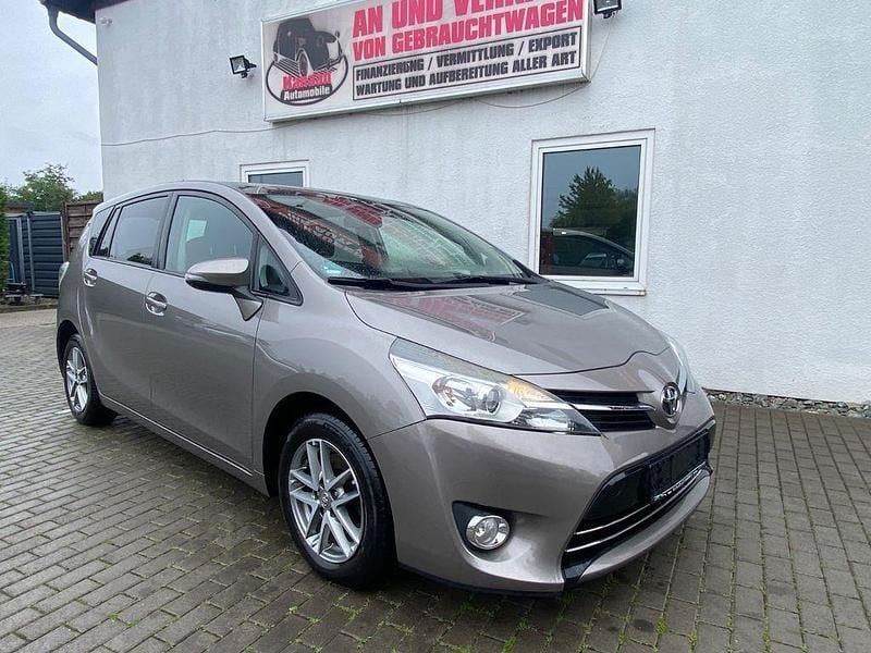 Grau Gebraucht 2016 Toyota Verso Skyview Edition Van / Kleinbus | 6.990 € (Guter Preis) - Bild 1/4