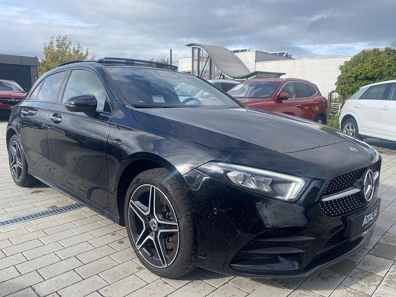 Nachtschwarz Gebraucht 2020 Mercedes A250 AMG line Limousine | 26.850 € (Fairer Preis) - Bild 1/4