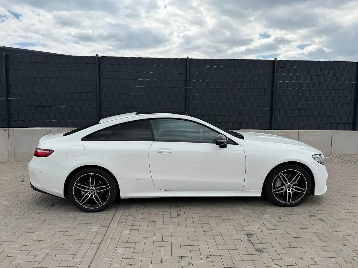 Gebraucht Mercedes E220 AMG line 194 PS (142 kW) 2019 Weiß Coupé