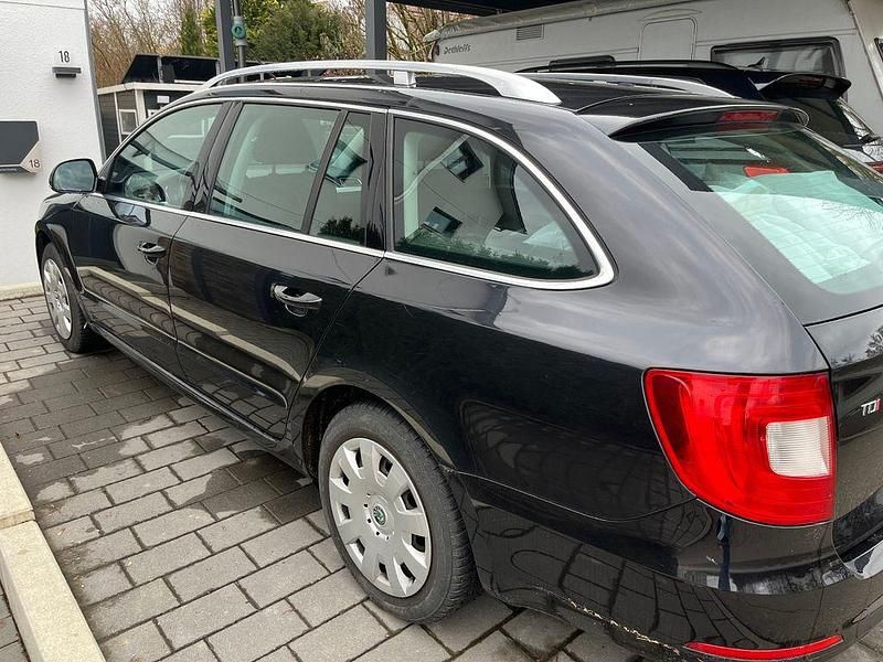 Gebraucht Skoda Superb 170 PS (125 kW) 2012 Schwarz Kombi