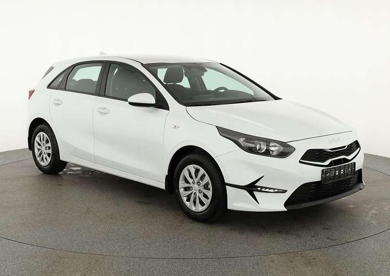 Deluxeweiß metallic Neu 2025 Kia Ceed Limousine | 23.045 € (Superpreis) - Bild 1/4