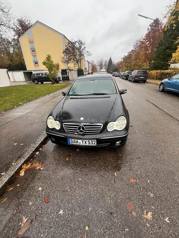 Schwarz Gebraucht 2005 Mercedes 220 Limousine | 3.850 € - Bild 1/4