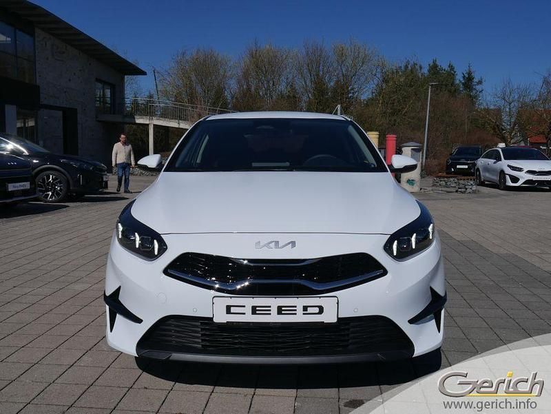 Neu Kia Ceed 99 PS (72 kW) 2025 Weiß Kleinwagen