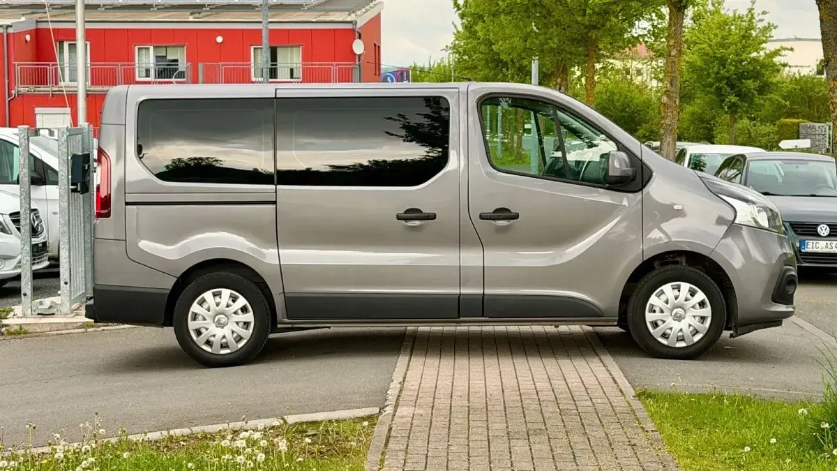 Gebraucht Renault Trafic Expression 125 PS (91 kW) 2017 Grau Van / Kleinbus
