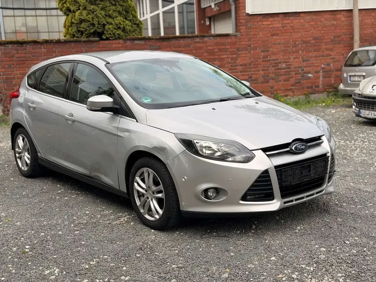 Gebraucht Ford Focus Titanium 150 PS (110 kW) 2011 Polarsilber metallic Kleinwagen