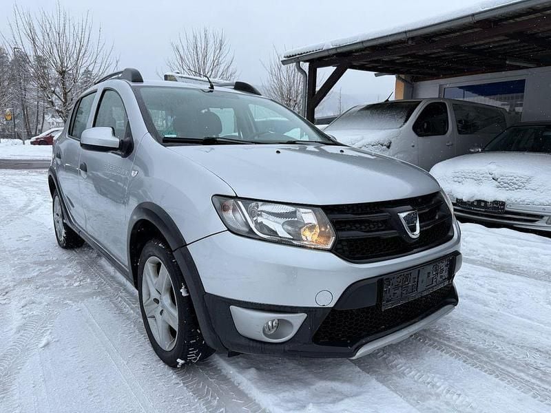 Grau Gebraucht 2014 Dacia Sandero Stepway Ambiance Limousine | 5.999 € (Fairer Preis) - Bild 1/4