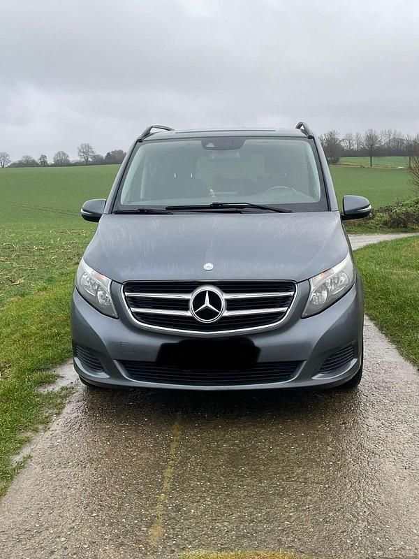 Grau Gebraucht 2017 Mercedes V220 Van / Kleinbus | 29.999 € (Guter Preis) - Bild 1/4