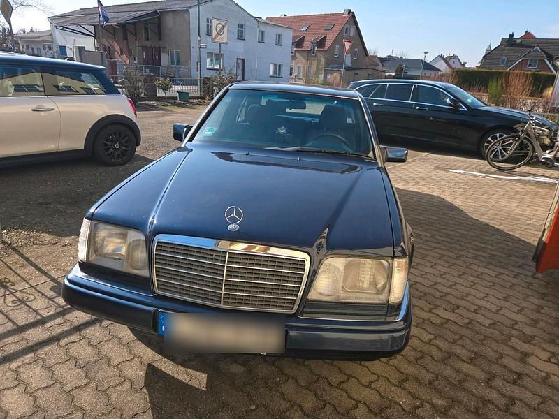 Gebraucht Mercedes E220 150 PS (110 kW) 1995 Blau Limousine