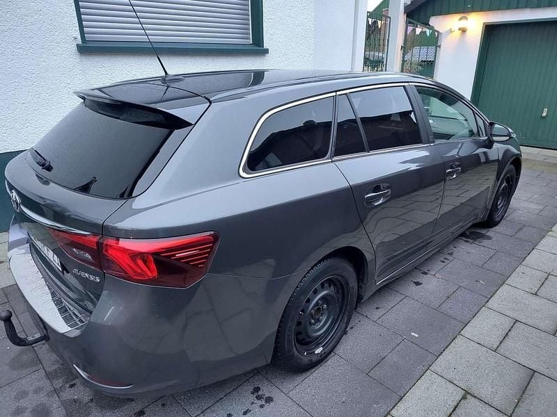 Gebraucht Toyota Avensis Multidrive S 147 PS (108 kW) 2018 Grau Kombi