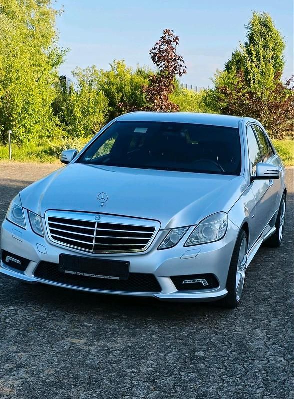 Grau Gebraucht 2010 Mercedes 190 AMG Limousine | 10.300 € - Bild 1/4