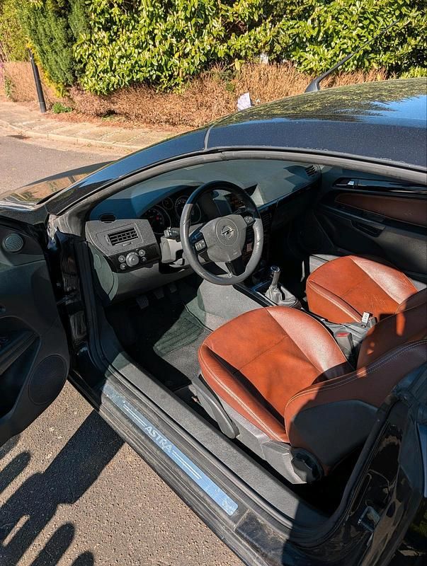 Używany Opel Astra Cabriolet 140 KM (102 kW) 2008 Czarny Kabriolet