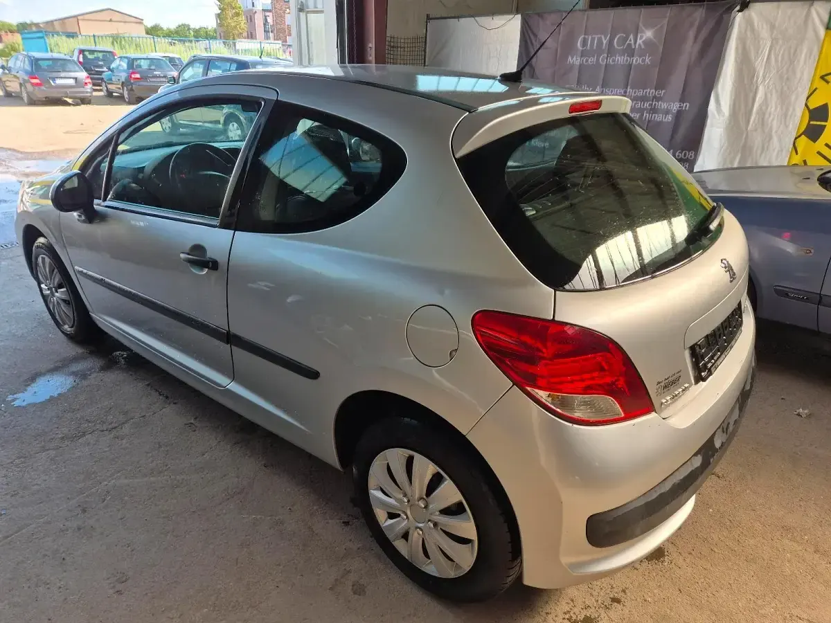Gebraucht Peugeot 207 73 PS (53 kW) 2009 Silber Kleinwagen