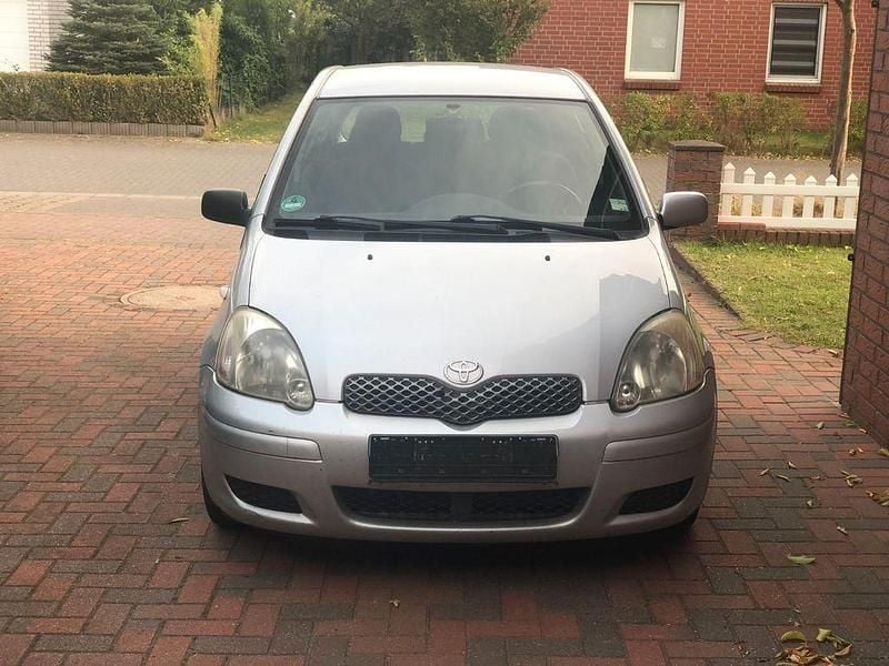 Grau Gebraucht 2003 Toyota Yaris Limousine | 1.600 € (Fairer Preis) - Bild 1/3
