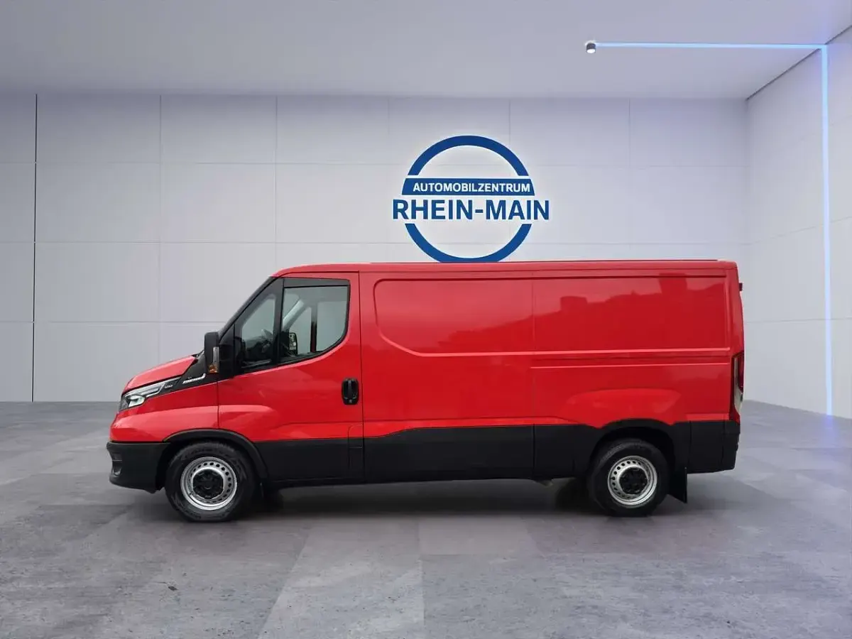 Second-hand Iveco Daily 155 CP (114 kW) 2022 Roșu Monovolum