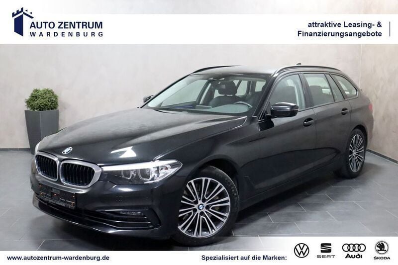 Black sapphire metallic (metallic) Gebraucht 2020 BMW 530 Sport Line Kombi | 26.950 € (Superpreis) - Bild 1/4