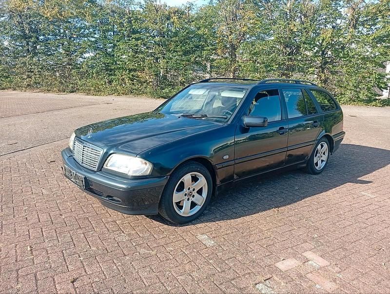 Schwarz Gebraucht 2000 Mercedes C220 Kombi | 1.450 € (Fairer Preis) - Bild 1/4