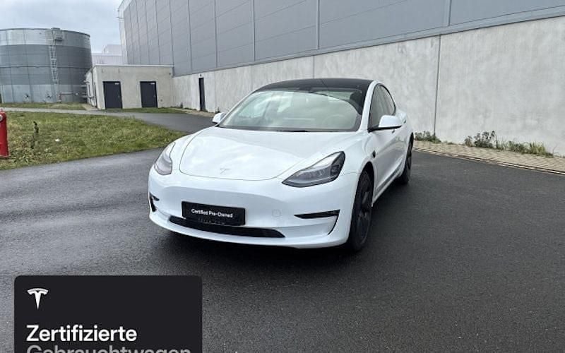 Weiß Gebraucht 2022 Tesla Model 3 Long Range RWD Limousine | 31.600 € (Teuer) - Bild 1/4