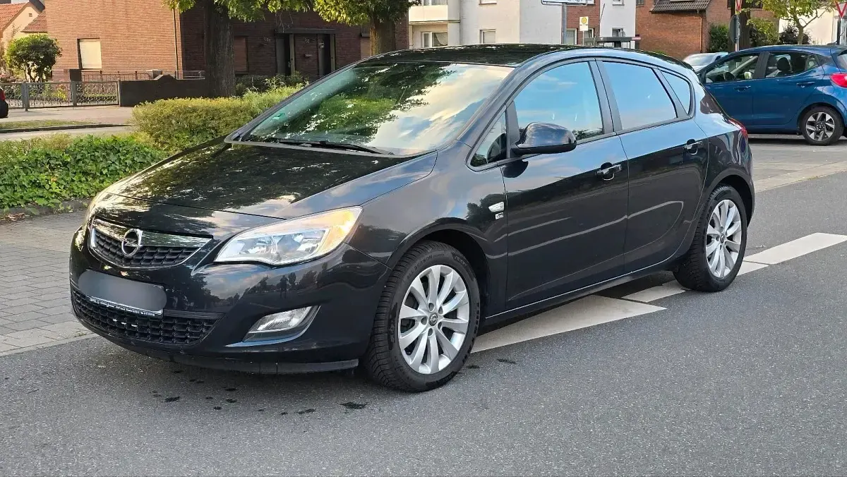 Gebraucht Opel Astra 125 PS (91 kW) 2012 Schwarz Limousine