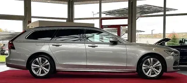 Gebraucht Volvo V90 Core 197 PS (144 kW) 2023 Silver dawn / metallic Kombi