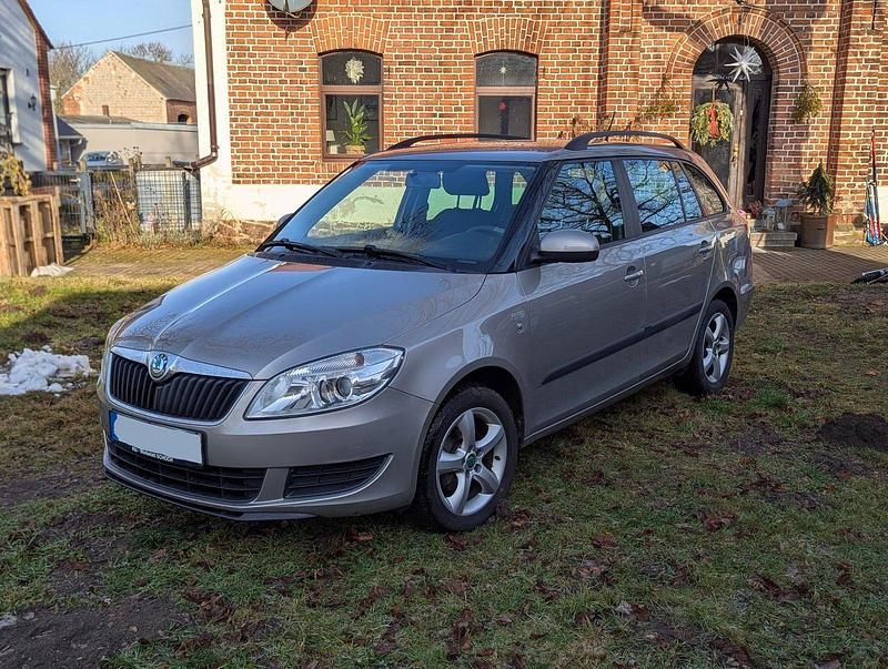 Silber Gebraucht 2012 Skoda Fabia Family Kombi | 4.900 € (Fairer Preis) - Bild 1/4