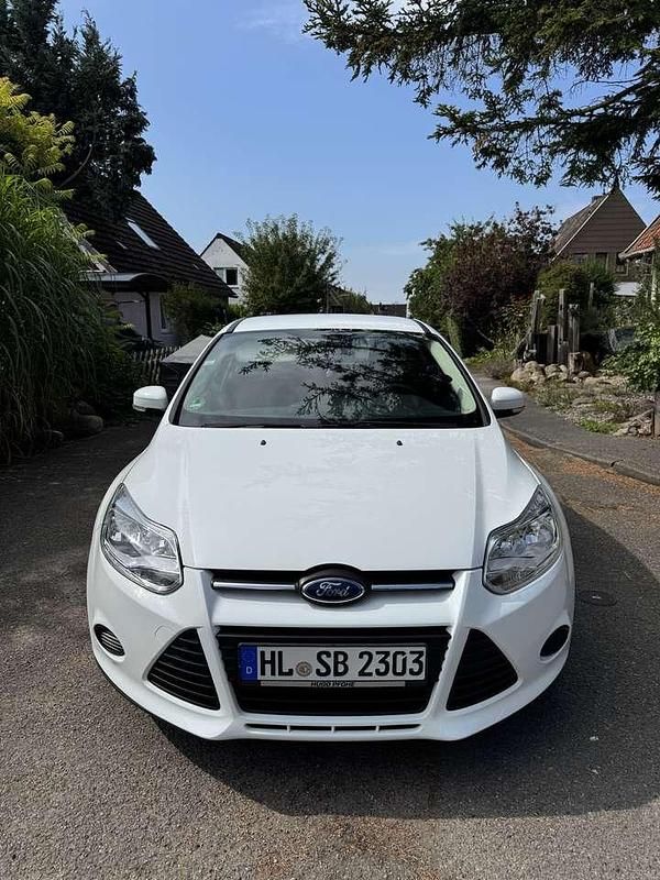 Weiß Gebraucht 2014 Ford Focus Ambiente Kleinwagen | 5.950 € (Fairer Preis) - Bild 1/4