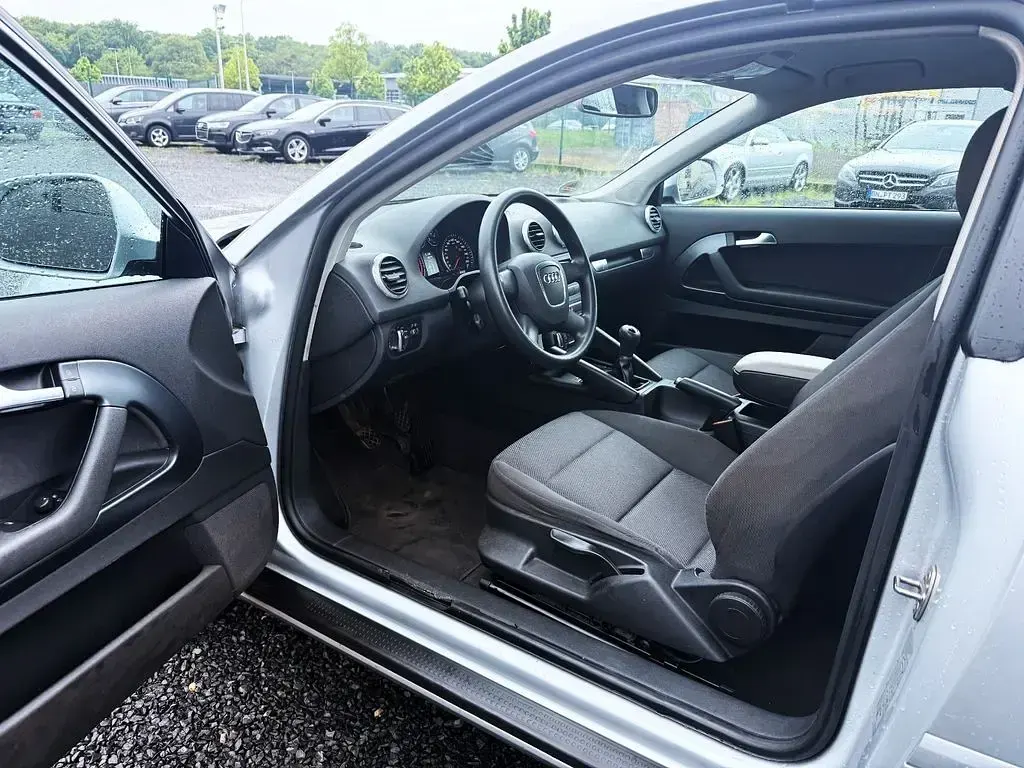 Second-hand Audi A3 Attraction 102 CP (75 kW) 2010 Argintiu Hatchback