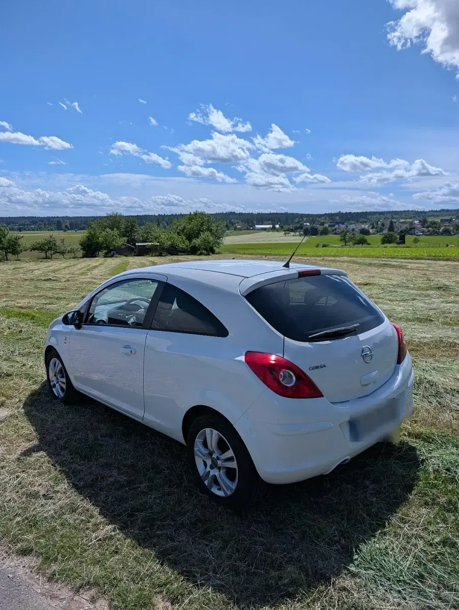 Gebraucht Opel Corsa Edition 101 PS (74 kW) 2011 Weiß Kleinwagen