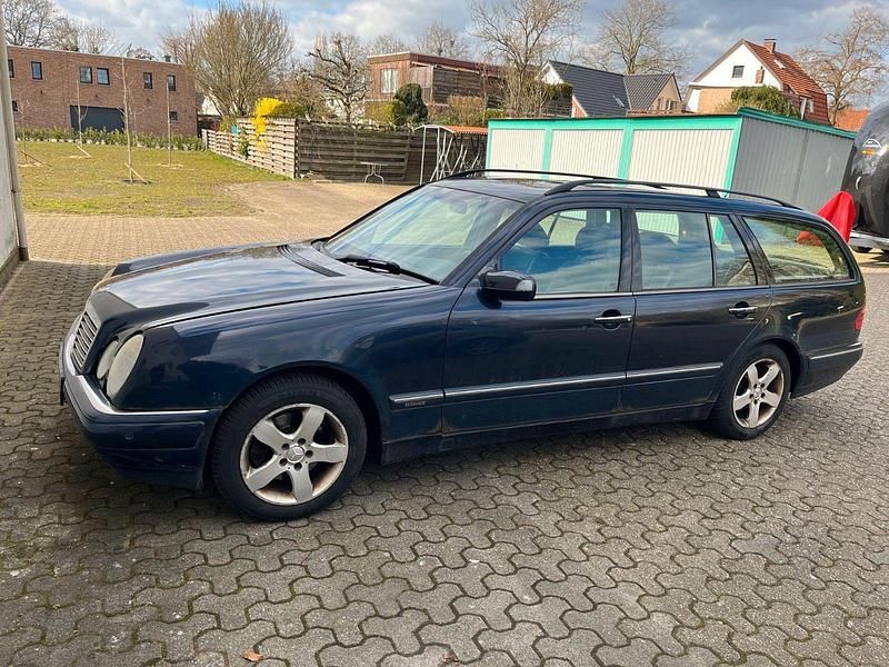 Gebraucht Mercedes E280 Elegance 204 PS (150 kW) 2001 Violet Kombi