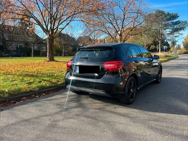 Gebraucht Mercedes A160 90 PS (66 kW) 2016 Schwarz Limousine