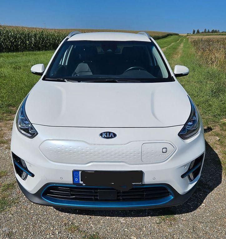 Weiß Gebraucht 2021 Kia e-Niro Spirit SUV | 19.990 € (Guter Preis) - Bild 1/4