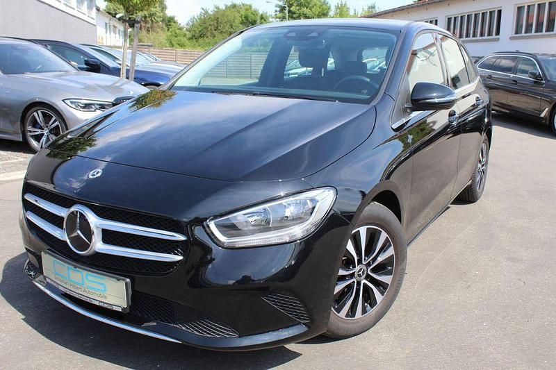 Schwarz Gebraucht 2022 Mercedes B200 Van / Kleinbus | 25.980 € (Guter Preis) - Bild 1/4