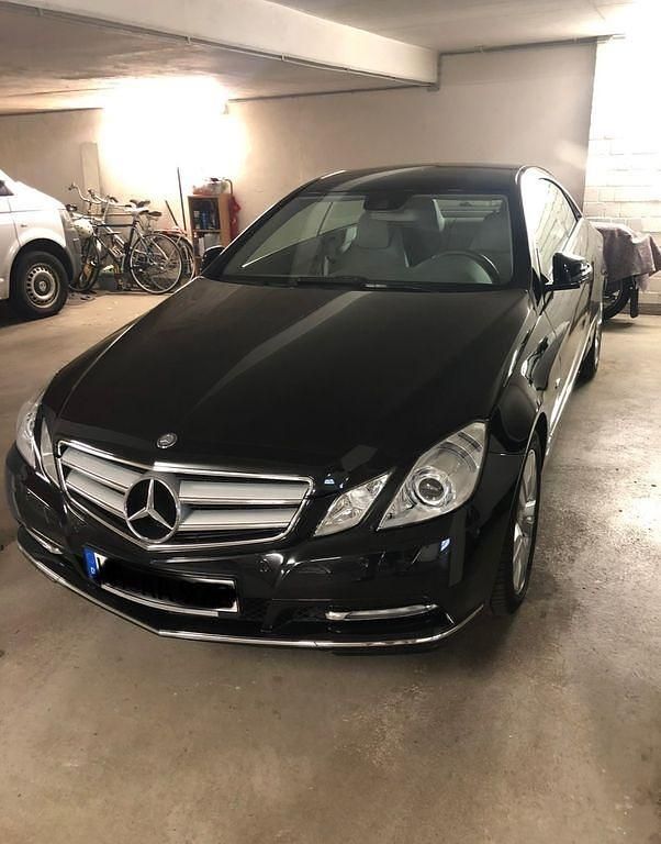 Gebraucht Mercedes E200 184 PS (135 kW) 2011 Schwarz Coupé