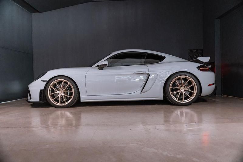 Grau Gebraucht 2023 Porsche Cayman GT4 Coupé | 124.900 € - Bild 1/4