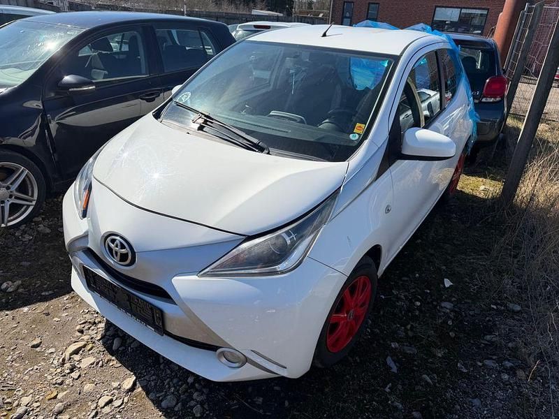 Gebraucht Toyota Aygo 69 PS (50 kW) 2016 Weiß Kleinwagen